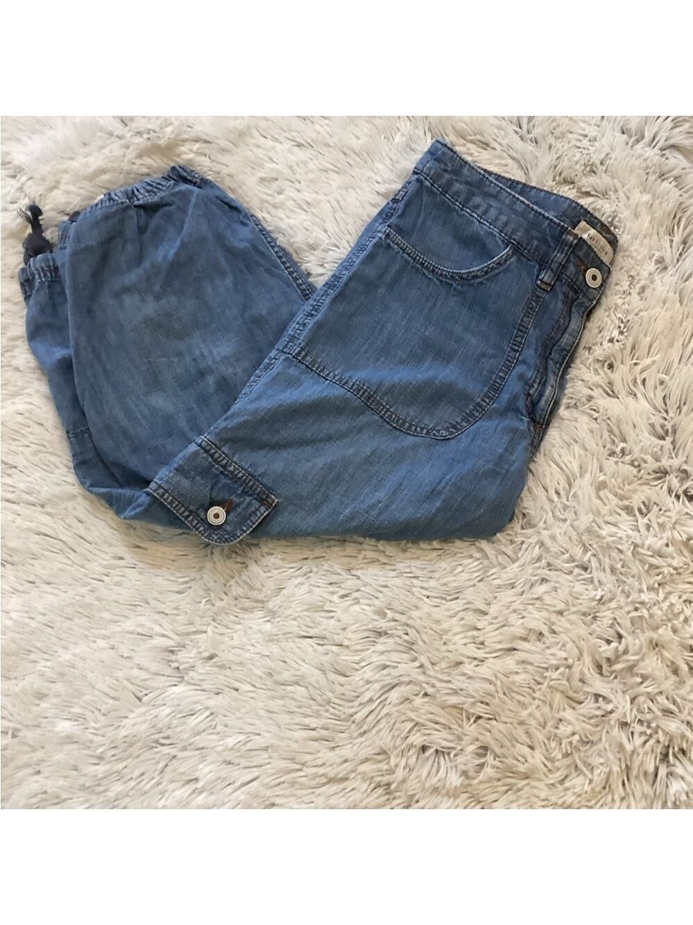 Van Heusen lightweight denim capris Woman’s size 4 light wash drawstring